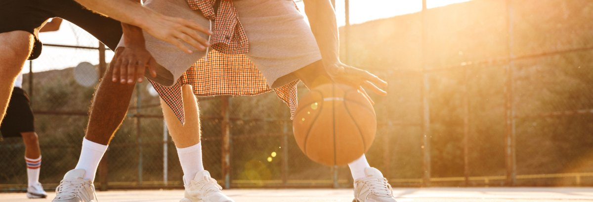 Jongeren die basketballen