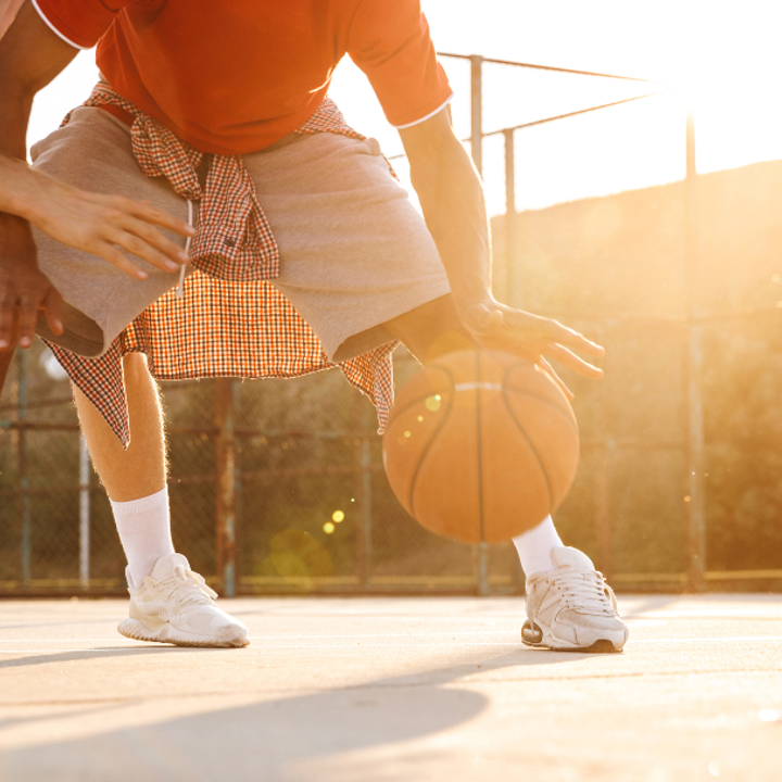 Jongeren die basketballen