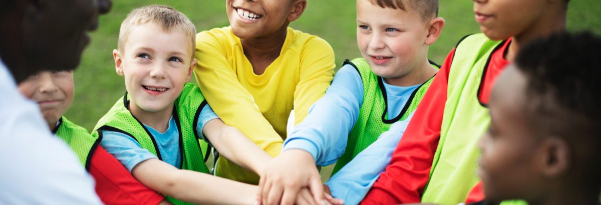Kinderen die zich samen voorbereiden op een leuk spel of belangrijke wedstrijd