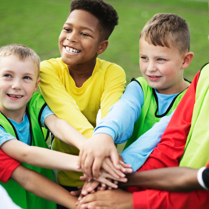 Kinderen die zich samen voorbereiden op een leuk spel of belangrijke wedstrijd