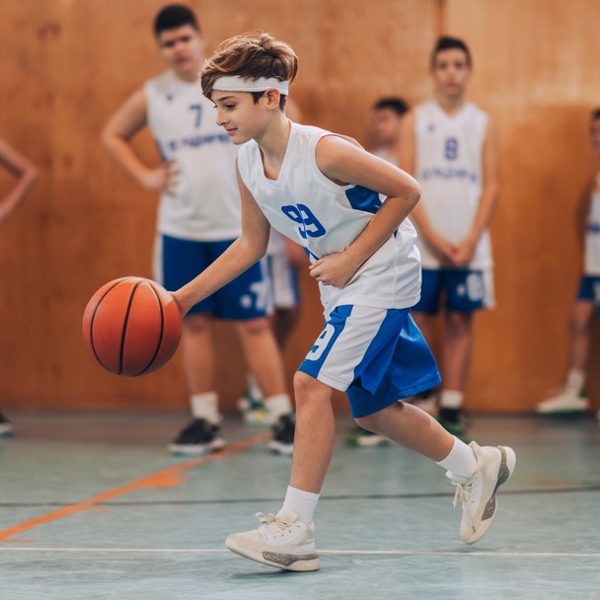 Kinderen die basketballen