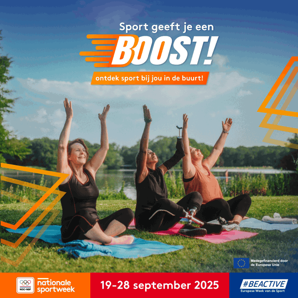 Volwassenen die yoga beoefenen in de buitenlucht bij een meer. 