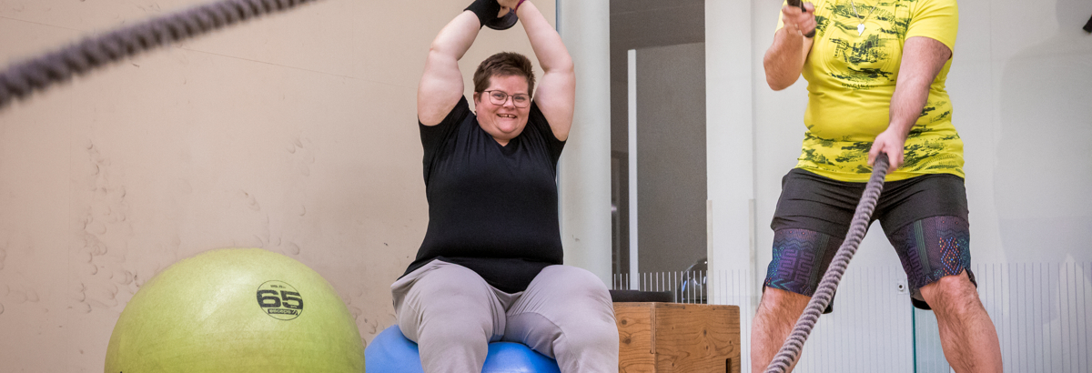 Claudia en Dennis zijn aan het sporten