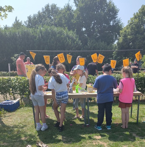 Kinderen zijn aan het knutselen in een knutselhoekje