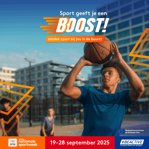 Jongeren die basketballen