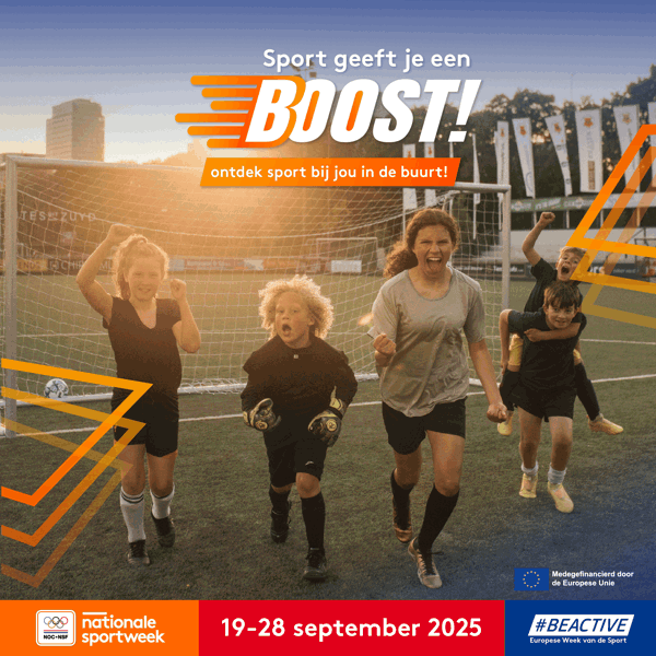 Kinderen die blij worden van bewegen op een voetbalveld. 